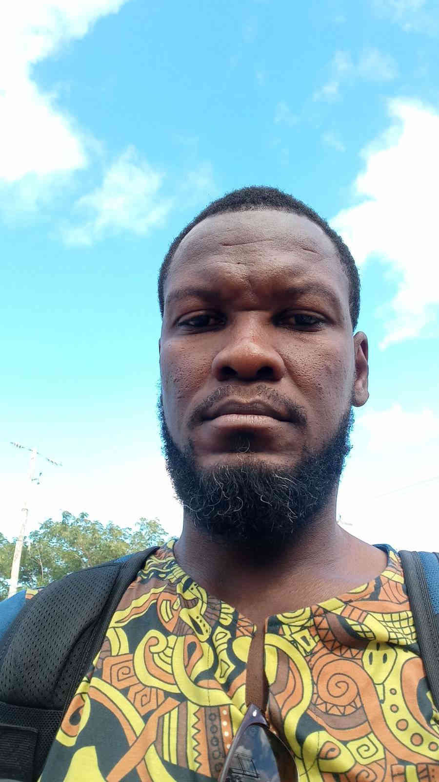 Foto pwofil Pierre Michel Augustin - yon defansè entèlijant ki ap souri